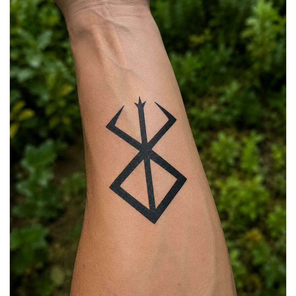 SafeTatt — Geometric Rune · fotografie tetování na kůži